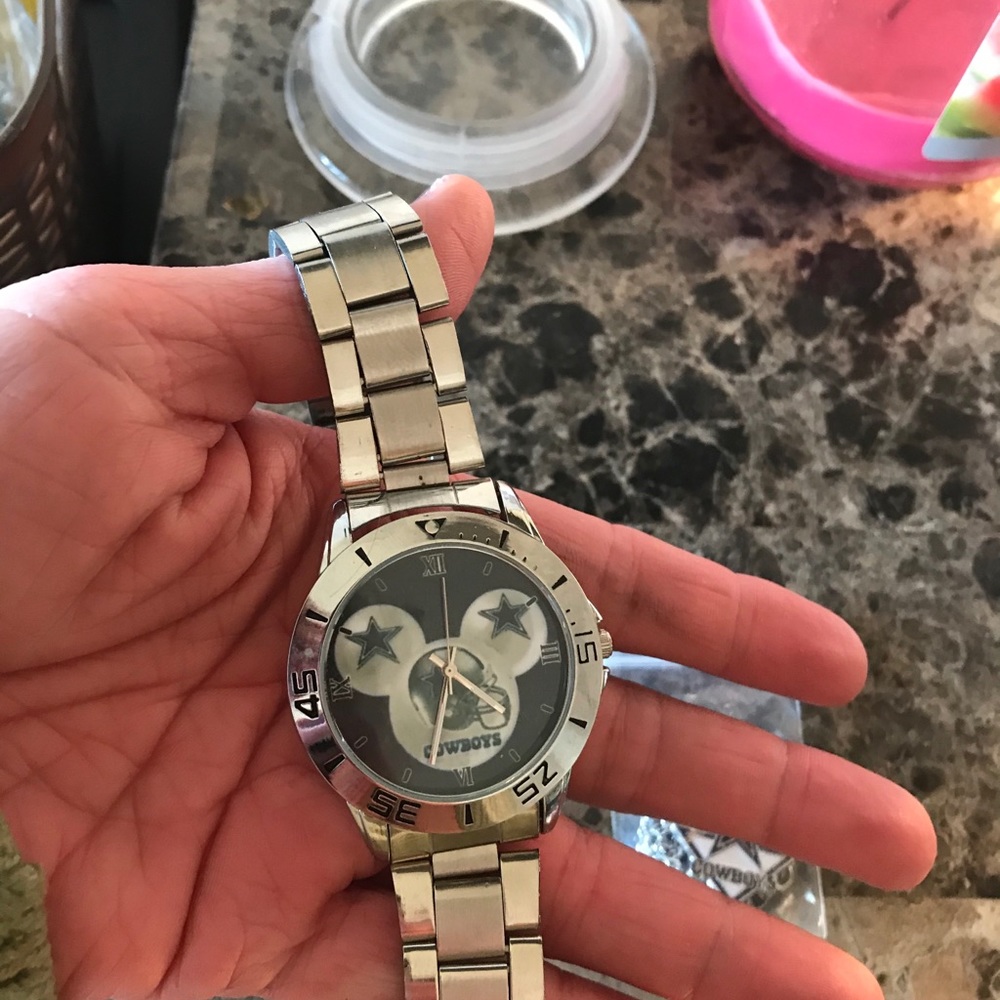 Man’s watch & Dallas Cowboy pendant thrown in.
